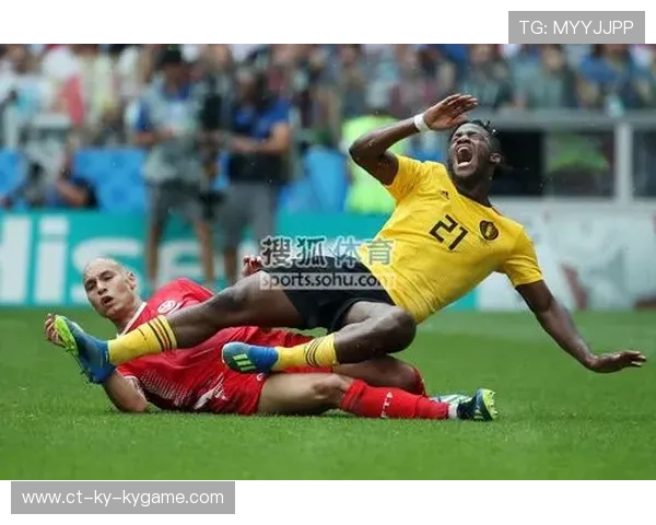 卢卡库护球吸住三人包夹，比利时由此完成关键推进